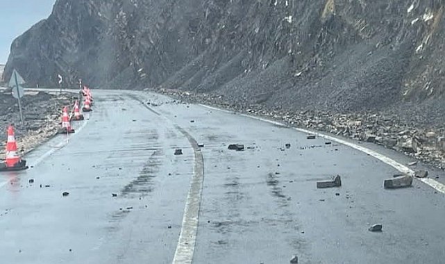 Şarköy'de yamaçtan düşen kayalar tehlike saçıyor