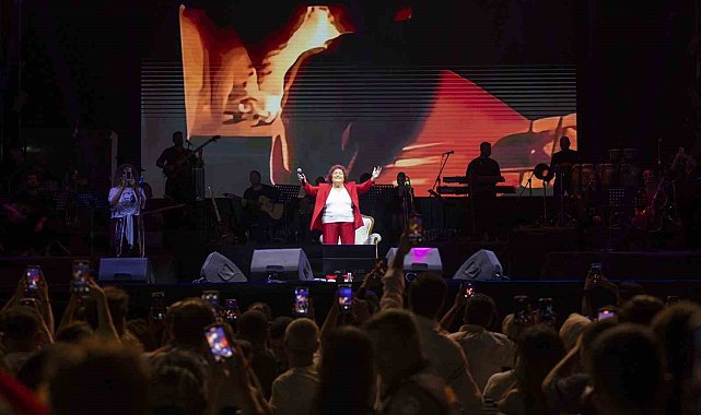 Selda Bağcan, 'Mersin Gençlik Festivali' kapsamında sahne aldı