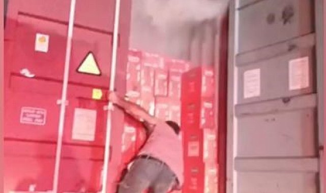 Seyir halindeki tır alev aldı: Makarnaları dorseden atarak kurtarmaya çalıştı