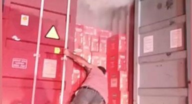 Seyir halindeki tır alev aldı: Makarnaları dorseden atarak kurtarmaya çalıştı