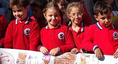 Siirt'te bin 500 öğrenci aynı anda 'aile' temasıyla resim çizdi