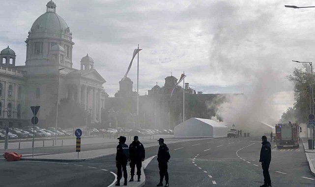 Sırbistan parlamentosu önünde silahlı saldırı