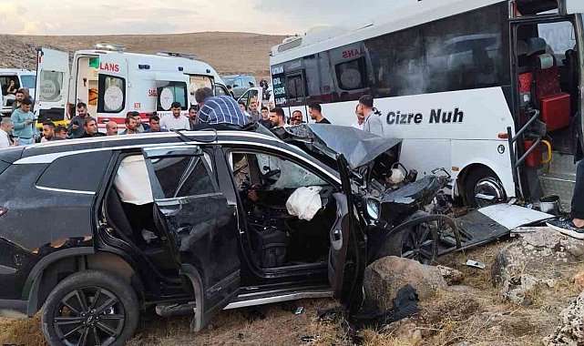 Şırnak'ta yolcu otobüsü ile otomobil çarpıştı: 1'i ağır 8 yaralı
