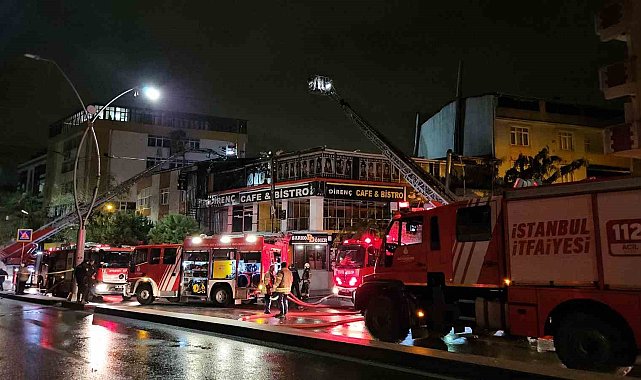 Sultangazi'de kafenin çatısı alevlere teslim oldu
