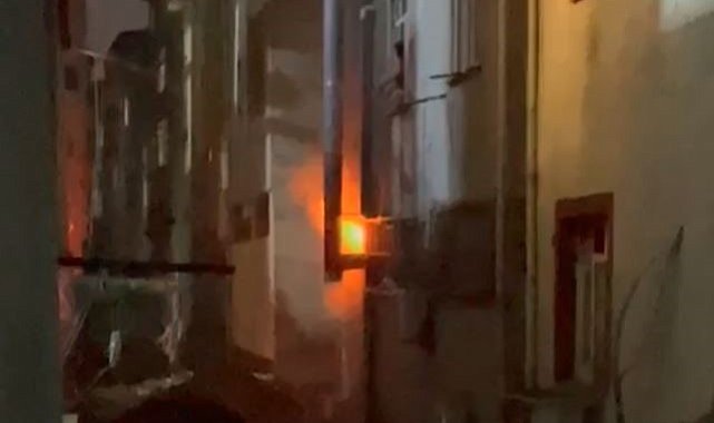 Sultangazi'de kebap salonunda yangın: Alevlere hortum ve kovalarla müdahale ettiler