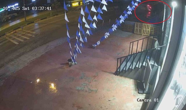 Sürücüsünün kontrolünü kaybettiği hafif ticari aracın takla atarak şarampole uçtuğu anlar kamerada