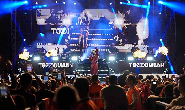 Tarsus'ta cumhuriyet coşkusu Sefo konseriyle zirveye ulaştı