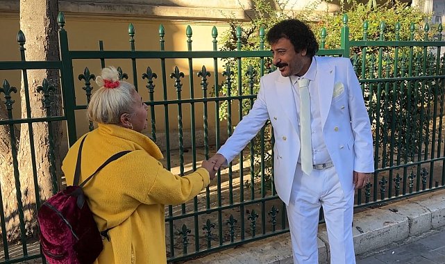 Tarzıyla Müslüm Gürses'e benzeyen vatandaş Taksim'de ilgi gördü