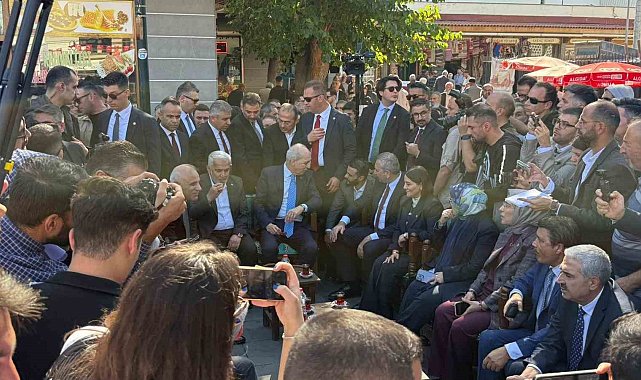 TBMM Başkanı Kurtulmuş namaz sonrası vatandaşlarla çay içip simit yedi