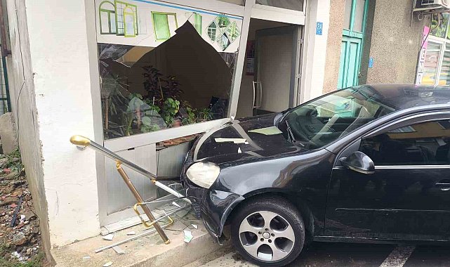 Tekirdağ'da otomobil dükkâna girdi
