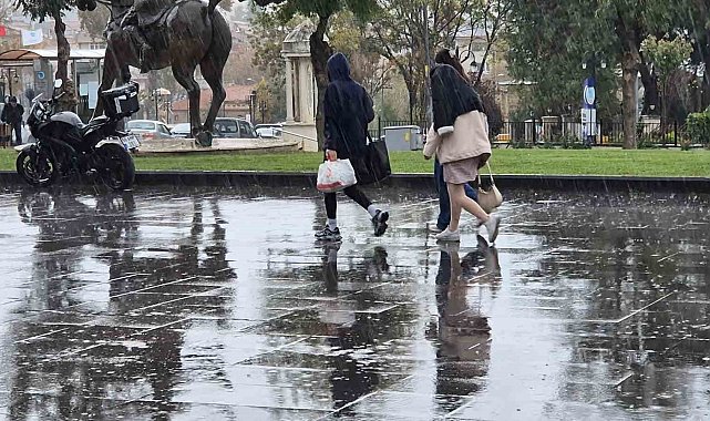 Tekirdağ'da sağanak yağışta vatandaşlar kaçacak yer aradı