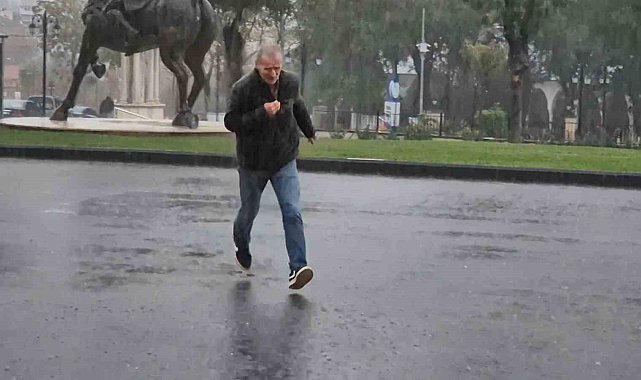 Tekirdağ'da şiddetli yağış sokakları göle çevirdi