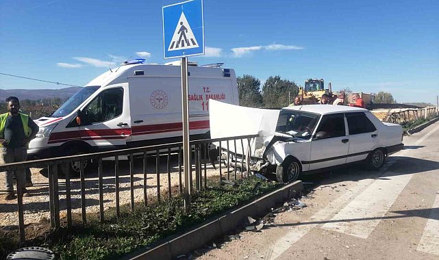 Tokat'ta kaza yapan otomobil bariyere girdi