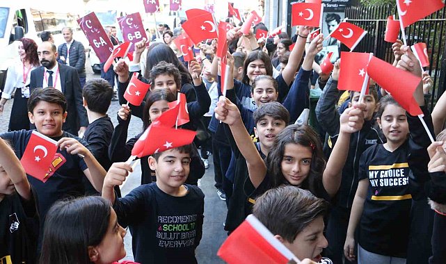 Türk bayrağını kapan sokağa çıktı, minik öğrenciler cumhuriyeti kutladı