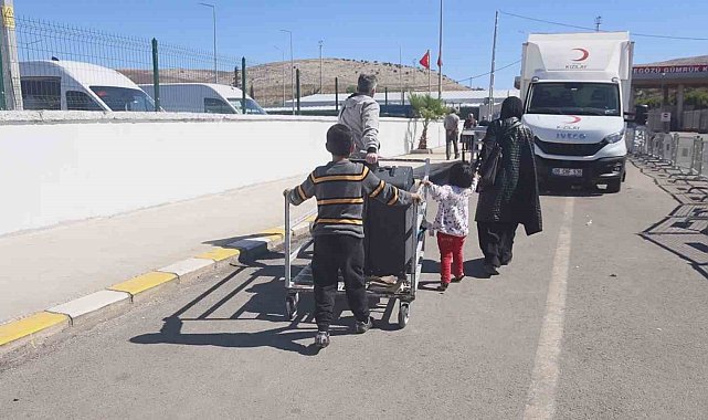 Türkiye'de doğup büyüyen 9 yaşındaki Suriyeli çocuk, gözyaşları içerisinde "Türkiye benim ikinci vatanım" sözleriyle ülkesine döndü