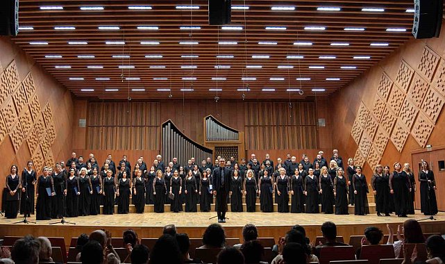 Türkiye'nin koroları Cumhuriyet'in 102. yılı için birlikte söylüyor: 646 ses, tek koro