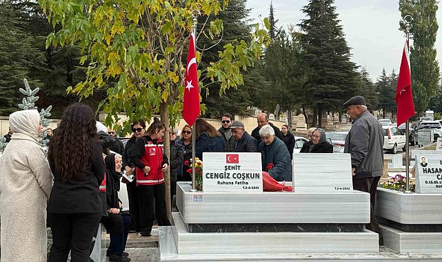 TUSAŞ'a düzenlenen terör saldırısı şehitleri yıl dönümünde kabri başında anıldı
