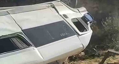 Uçurumdan yuvarlanan servisin sürücüsü yaralandı