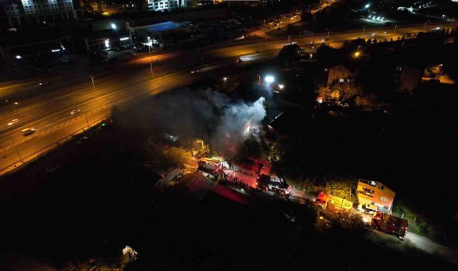 Ümraniye'de korkutan çatı yangını