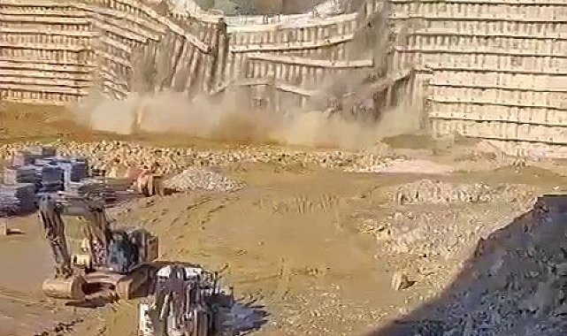 Ümraniye'de yol çöktü: O anlar kamerada