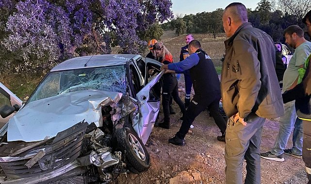 Uşak'ta otomobil ile traktör çarpıştığı kazada karı koca yaralandı