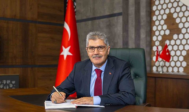 Vali Çelik: "Cumhuriyetimizi gelecek kuşaklara daha güçlü devredeceğiz"