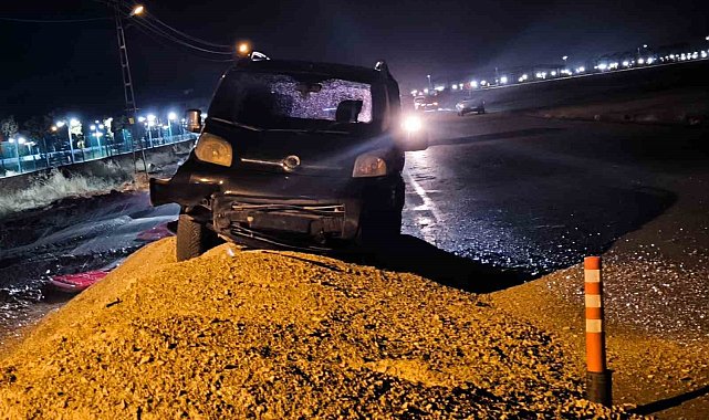 VEDAŞ'ın yer altı çalışmaları Vanlıları mağdur ediyor: Kazı yapılan alanda dün akşam maddi hasarlı kaza meydana geldi