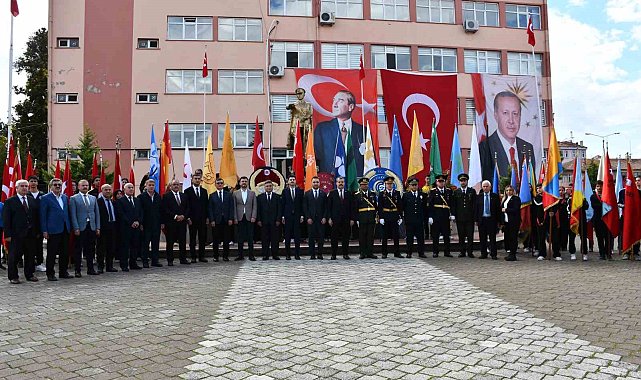 Vezirköprü'de çelenk sunma töreni
