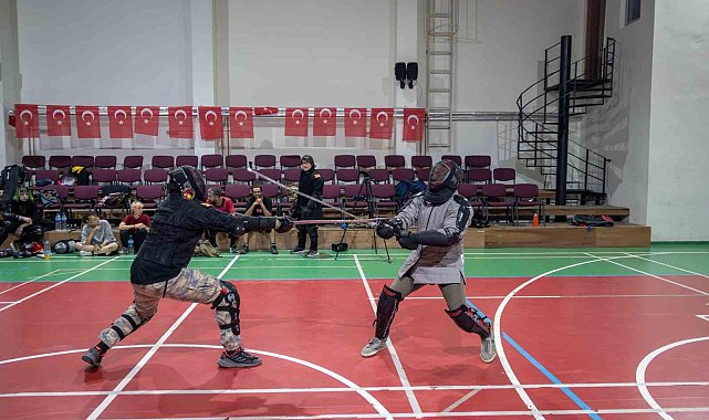 Video oyunu merakı baba-oğlu kılıç sporunda buluşturdu