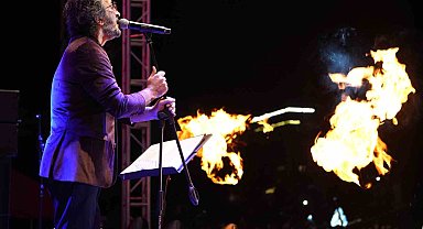 Yağmur altında Cumhuriyet coşkusu: Ünlü şarkıcı Fettah Can hayranlarıyla buluştu