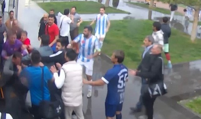 Yenildikleri takımın futbolcuları tarafından darbedildiler