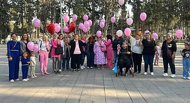 Yıllar süren mücadeleyle meme kanserini yenen kadın ve destekçileri gökyüzüne pembe balon bıraktı