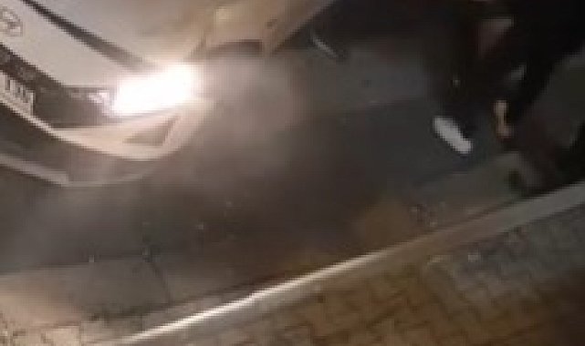 Yolcu otobüsüyle çarpışan otomobilin sürücüsüne ilk müdahale vatandaşlardan