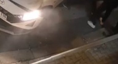 Yolcu otobüsüyle çarpışan otomobilin sürücüsüne ilk müdahale vatandaşlardan