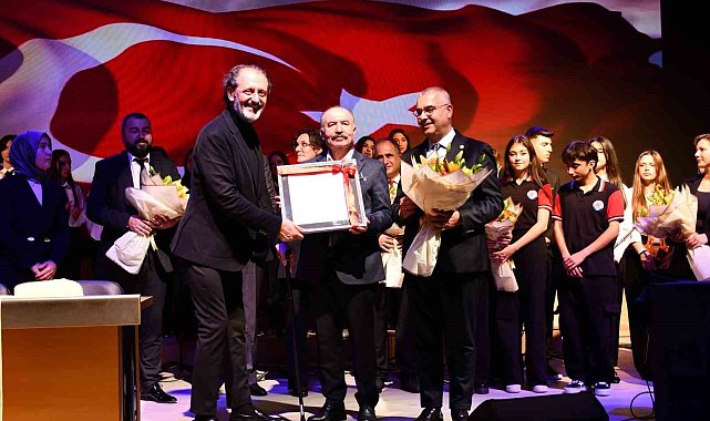 Yücel Arzen, öğrencilerle birlikte sahne aldı