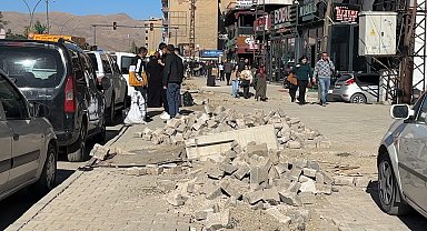 Yüksekova'da kaldırımlar adeta köstebek yuvasına döndü