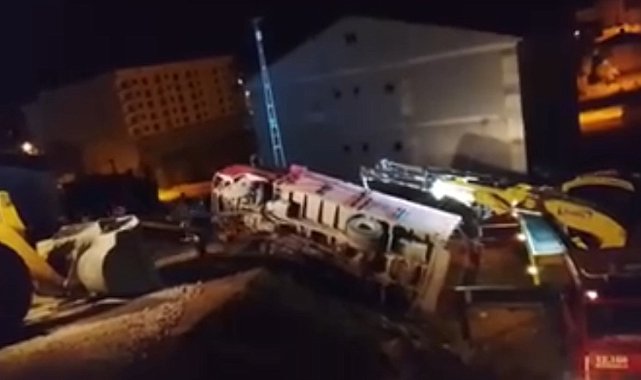 Yüksekova'da odun yüklü kamyonet devrildi