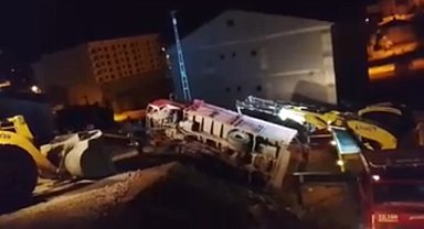 Yüksekova'da odun yüklü kamyonet devrildi