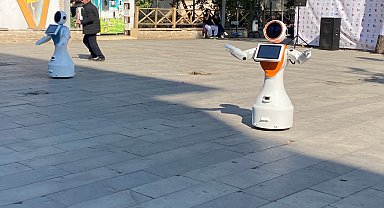 Zeybek oynayan robotlar Bilim Şenliği'nde ilgi topladı