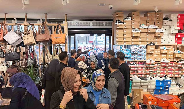 10 liraya ayakkabı, çanta, kıyafet satıldığını duyan koştu
