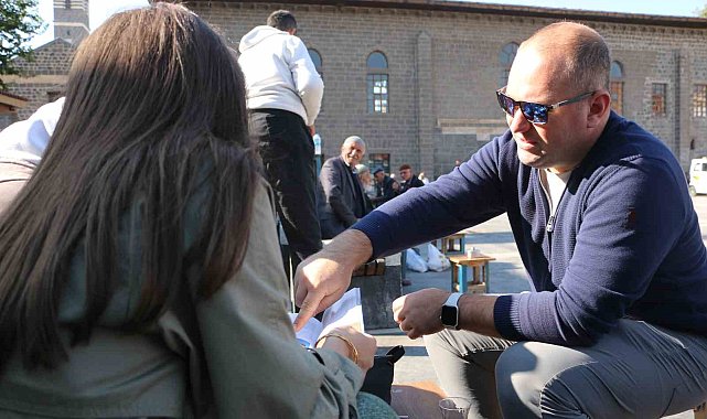 35 yıllık araçla Diyarbakır'ı karış karış geziyorlar