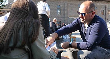 35 yıllık araçla Diyarbakır'ı karış karış geziyorlar