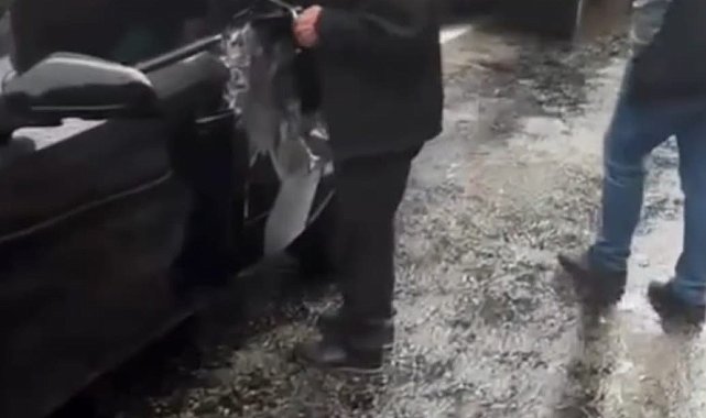 4 öğretmenin hayatını kaybettiği yola yine kaya parçası düştü, bir otomobil hasar gördü