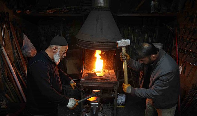 63 yaşındaki Halit Pınar yarım asırlık demircilik geleneğini yaşatıyor