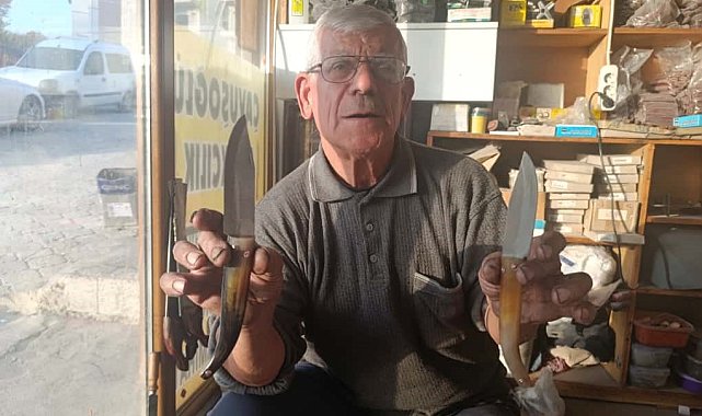 75 yaşındaki usta, baba mesleğini sürdürüyor, el işçiliği koç boynuzu bıçak üretiyor