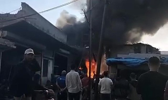 Adana'da hurdacı dükkanı alevlere teslim oldu