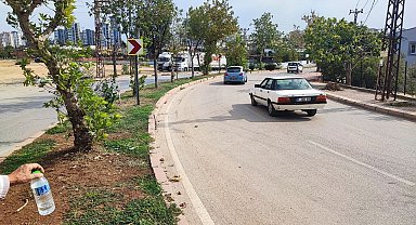 Adana'da keskin viraj tehlikesi: Esnaf kamera taktırdı, kazaları kaydetti