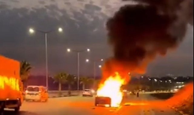 Adana'da seyir halindeki otomobil alev alev yandı