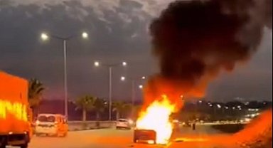 Adana'da seyir halindeki otomobil alev alev yandı