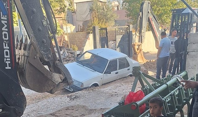Adıyaman'da otomobil alt yapı çukurunda mahsur kaldı
